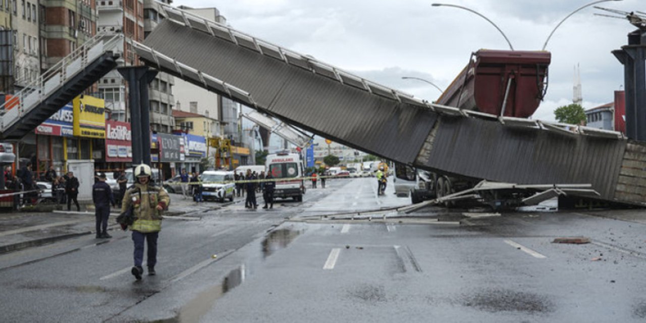 Altındağ’da tırın çarptığı üst geçit çöktü: Yaralılar var