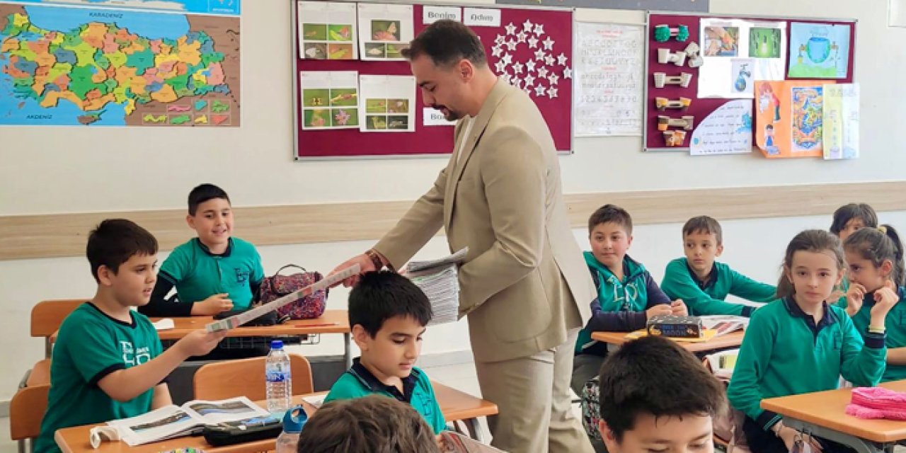 Mamak Üreğil’de öğrencilere “Tarih Gazetesi” dağıtıldı