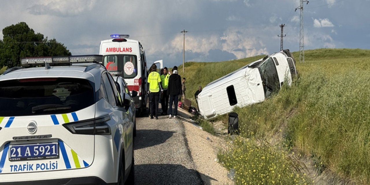Diyarbakır'da yolcu minibüsü şarampole yuvarlandı: 19 yaralı