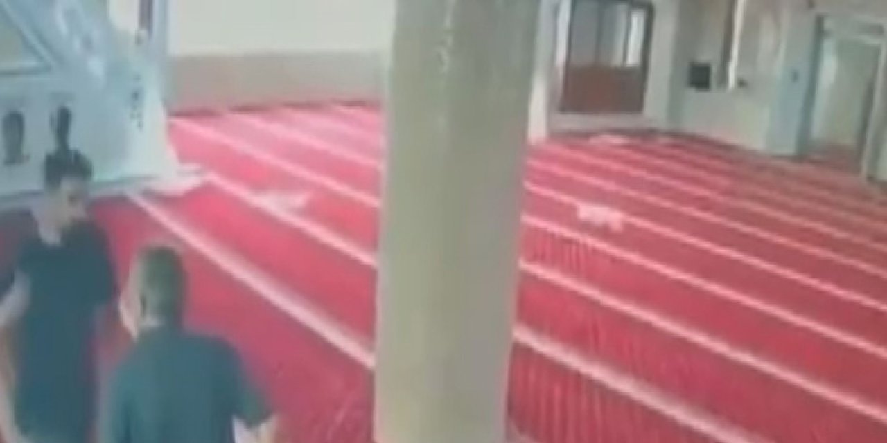 Camide akılalmaz şiddet: Temizlik yapan imama yumruklu saldırı!