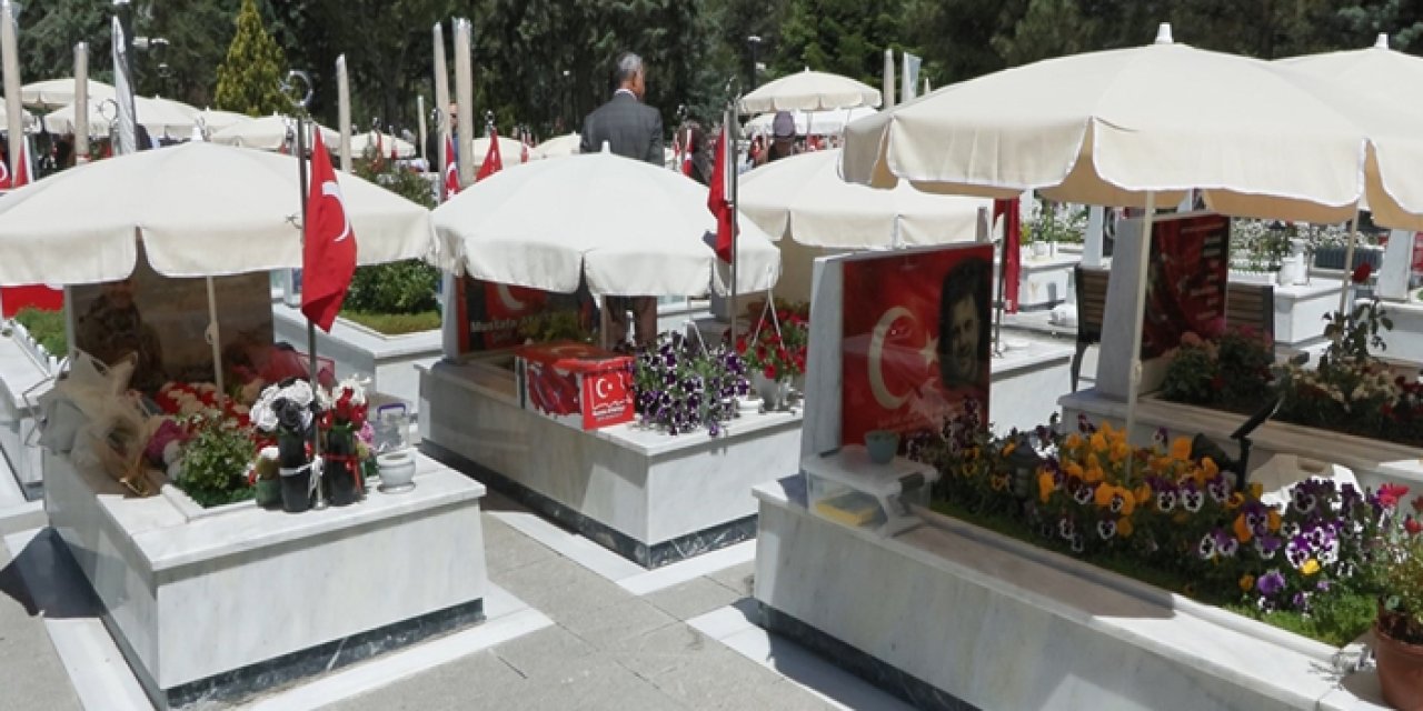 Ankara şehitliklerinde buruk arife: Aileler gözyaşı döktü