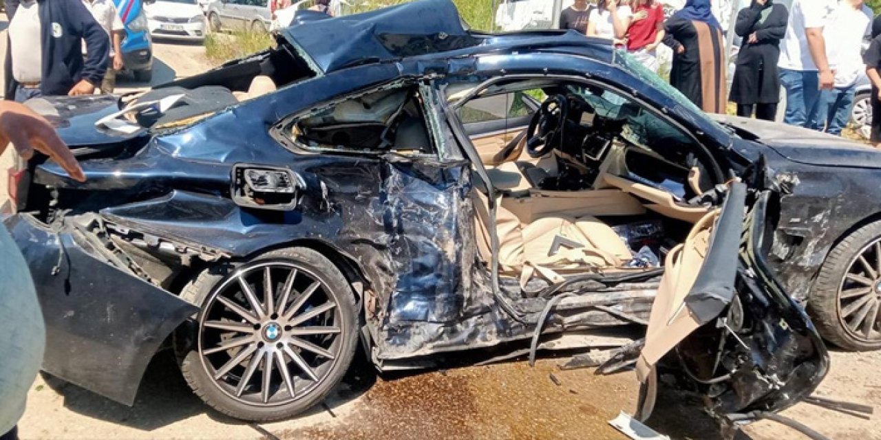 Sakarya'da kavşakta feci çarpışma: 3'ü çocuk 7 yaralı!