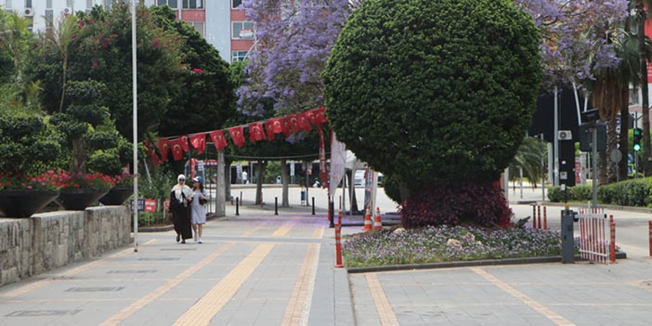 Adana'da bayram sessizliği; cadde ve sokaklar boş kaldı