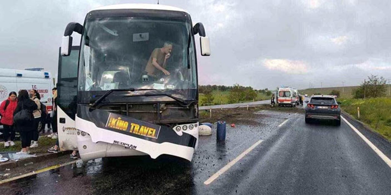 Kontrolden çıkan tur otobüsü refüje çarptı: 16 yaralı