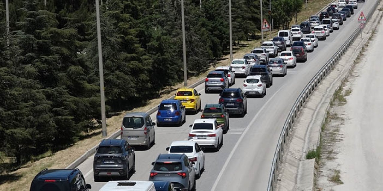Burdur-Ankara yolunda tatil dönüşü trafiği