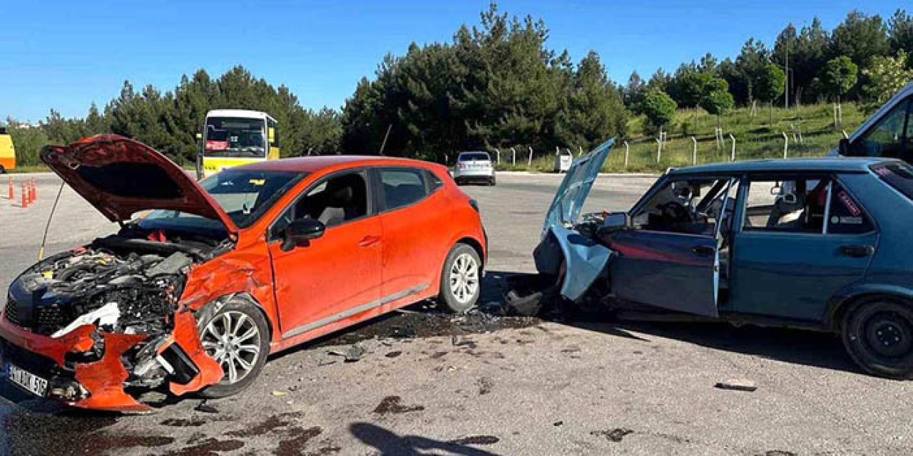 Uşak'ta otomobiller çarpıştı: 5 yaralı