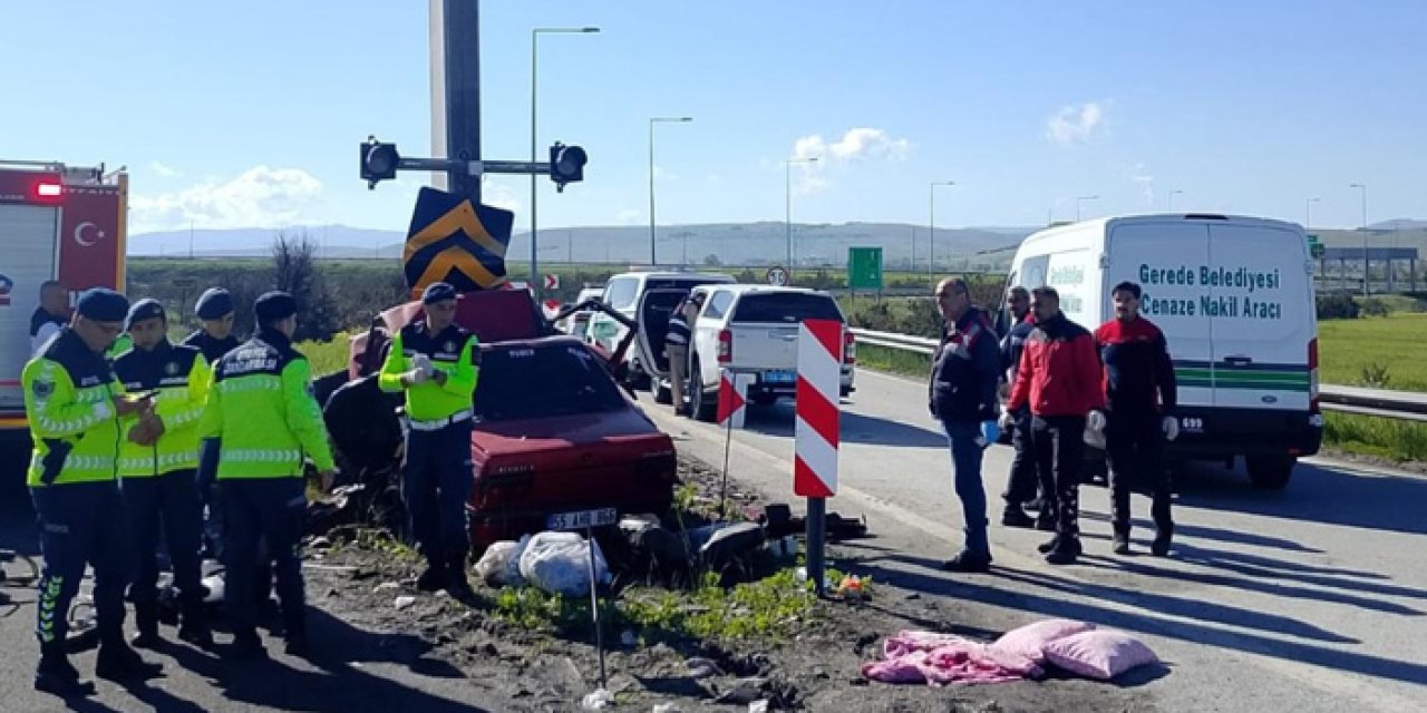 Otoyolda yön tabelasına çarpan araçta 2 ölü, 1 ağır yaralı