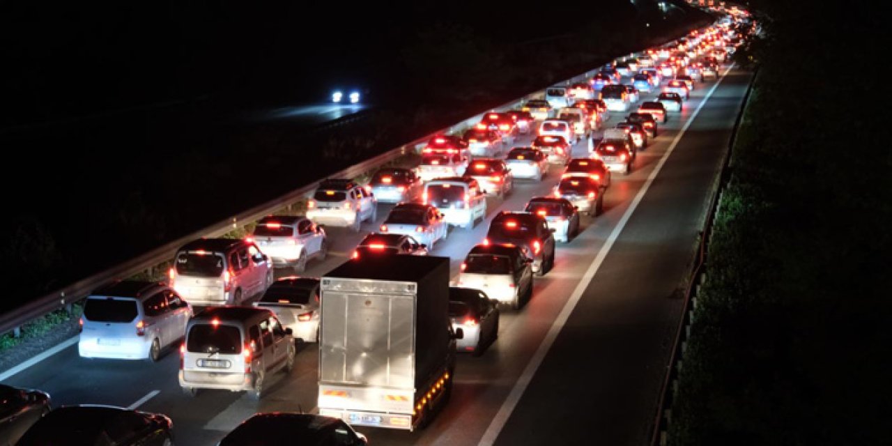 İstanbul’a dönüş yolunda trafik adım adım ilerliyor