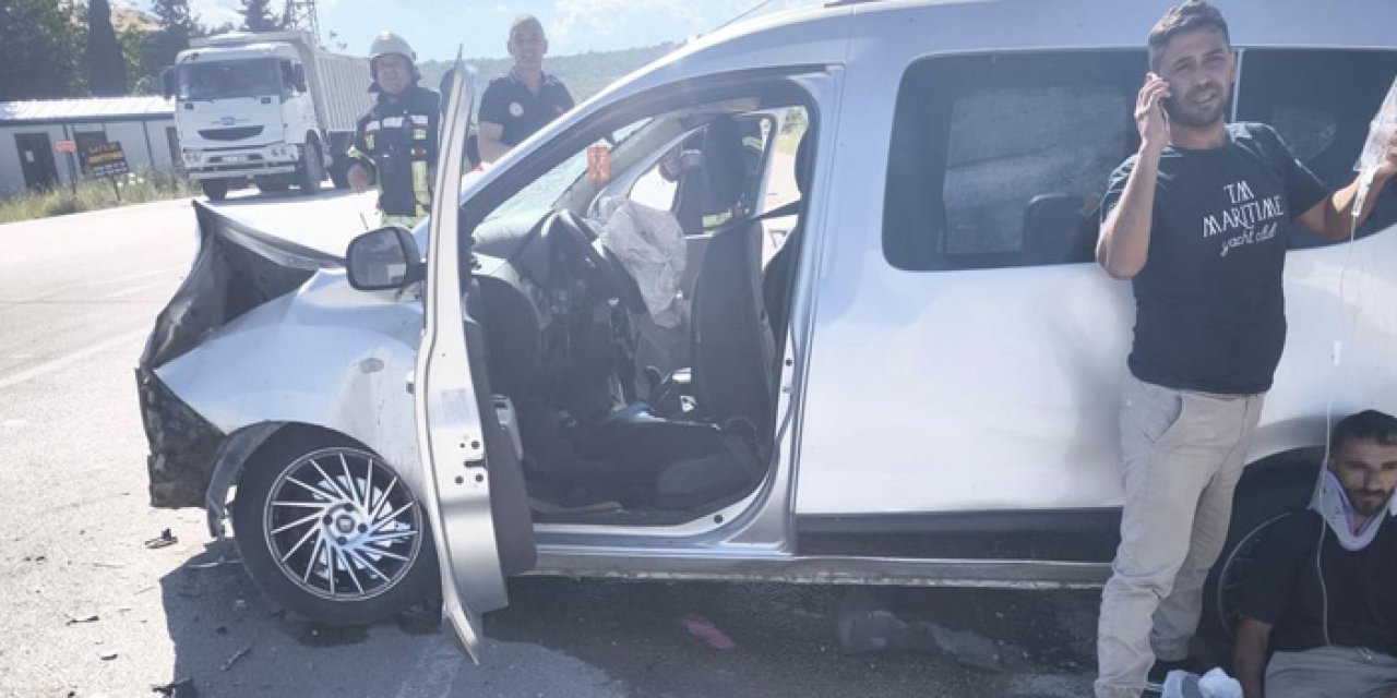 Mersin’de kavşakta iki araç çarpıştı: 6 yaralı