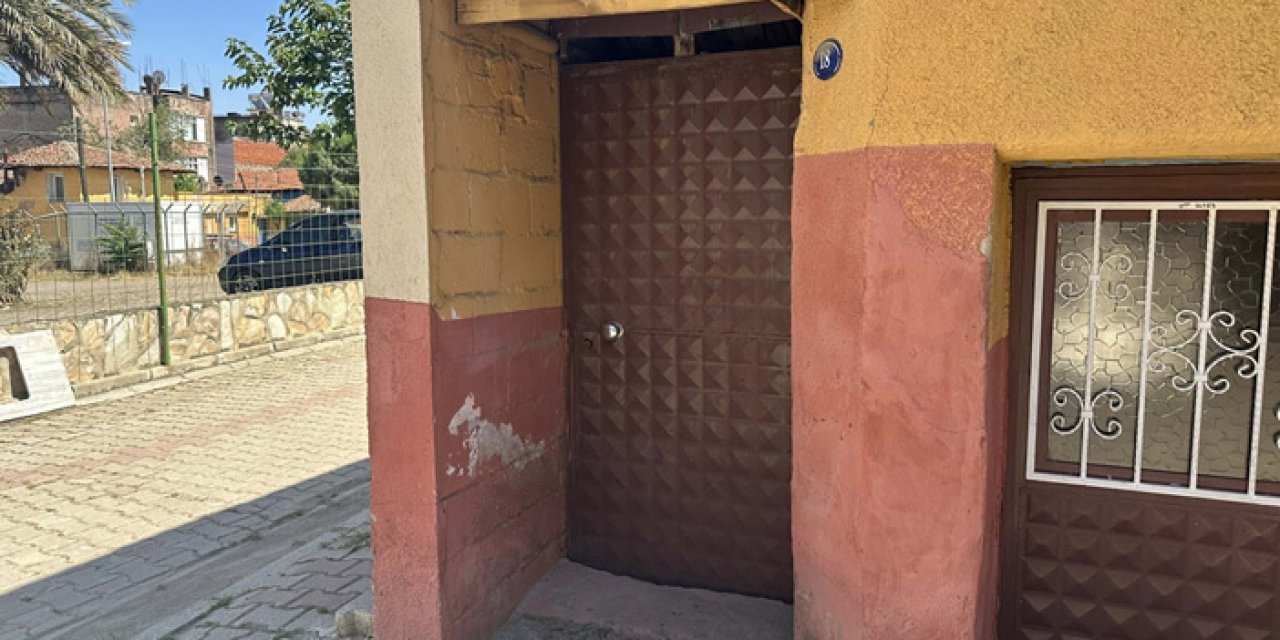 İzmir’de inanılmaz olay: Kapıya asılan poşetten yeni doğmuş bebek çıktı!