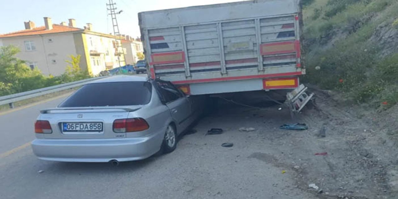 Beypazarı'nda otomobil park halindeki tıra çarptı: 4 yaralı