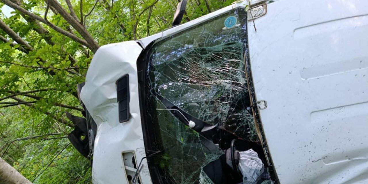 Ordu'da şarampole yuvarlanan minibüste 11 kişi yar