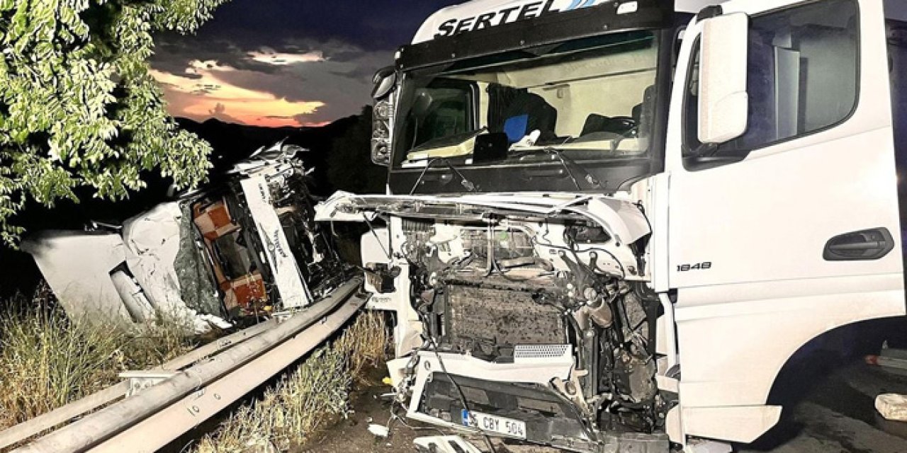 Manisa'da tır faciası: Kaygan yolda iki tır çarpıştı, 2 yaralı