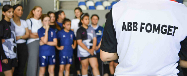 Anneler ve kızları sahada buluştu: Fomget’ten renkli futbol 
