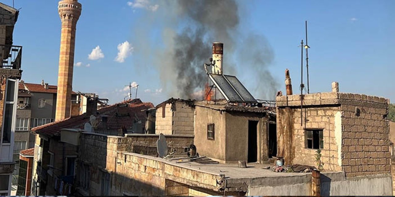 Nevşehir’de 3 katlı binanın çatısında yangın