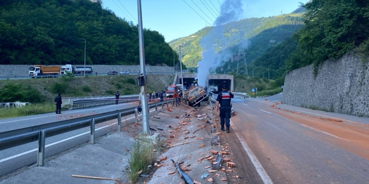 Trabzon’da bariyerlere çarpan kamyon yandı: 1 ölü