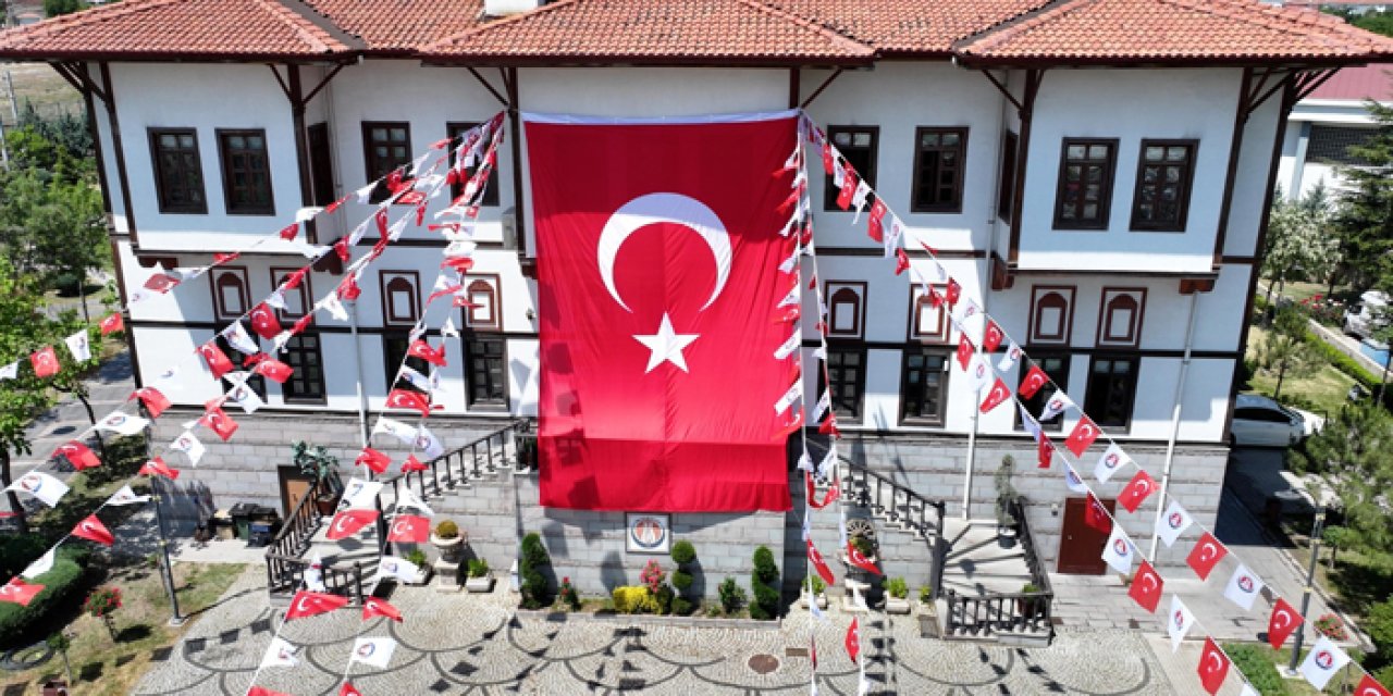Sincan’da milli maç seferberliği! İlçe kırmızı beyaza büründü