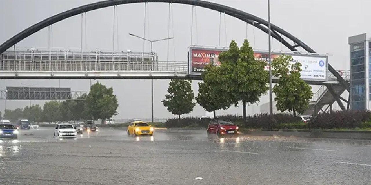 Başkentte caddeler göle döndü, dolu hayatı durdurdu