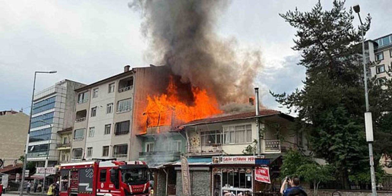 Kızılcahamam'daki iki katlı binanın çatısında korkutan yangın
