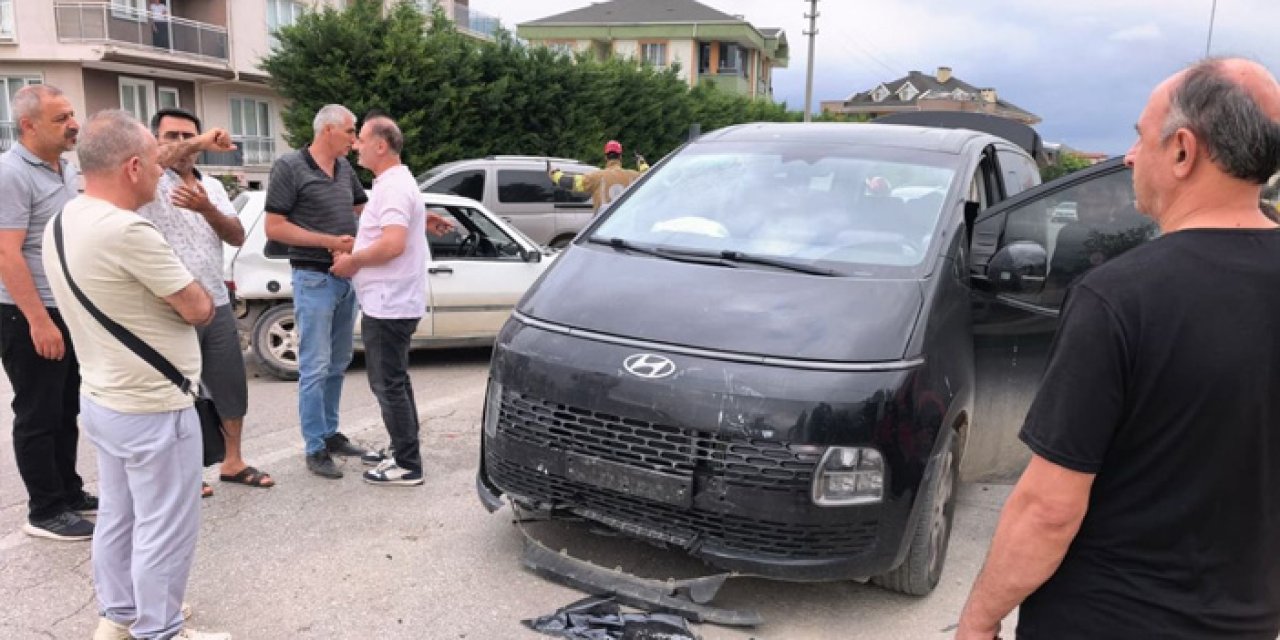 Bursa'da minibüs ile otomobil çarpıştı: 9 kişi yaralı