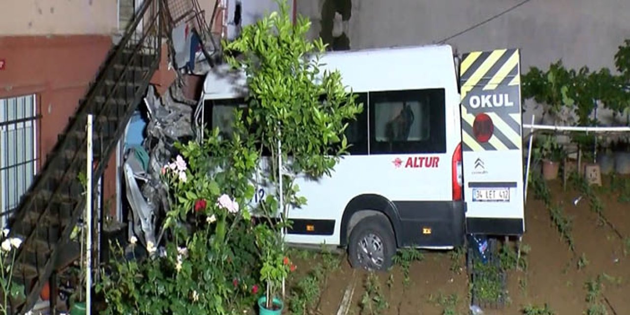 Çekmeköy'de servis minibüsü evin bahçesine uçtu: 1 yaralı