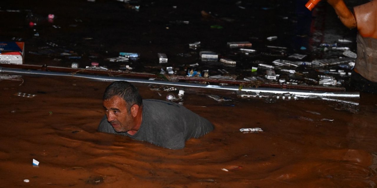 Kırşehir’de can pazarı! Araçlar mahsur kaldı, iş yerlerini su bastı