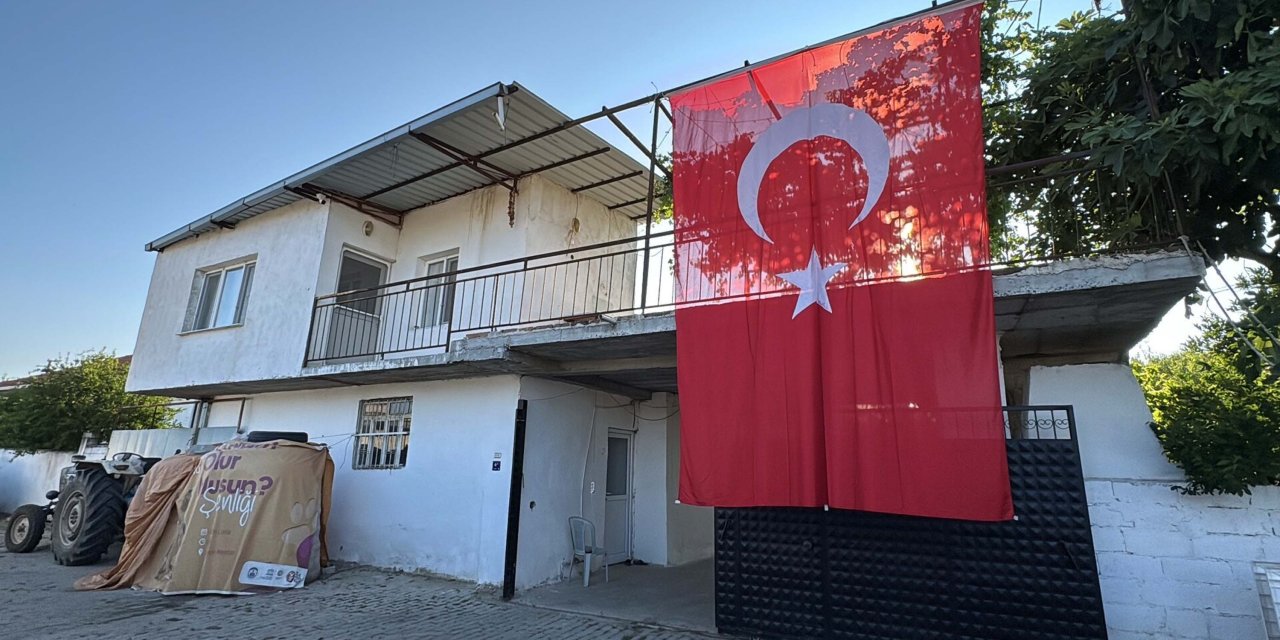 Şehit polis memurunun babaevine Türk bayrağı asıldı