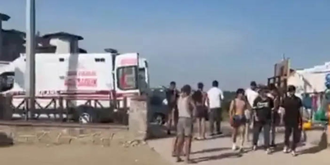 Denize giren 2 kardeşten biri boğuldu