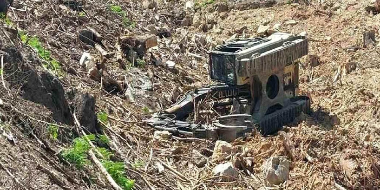 İş makinesi devrildi: Operatör altında can verdi