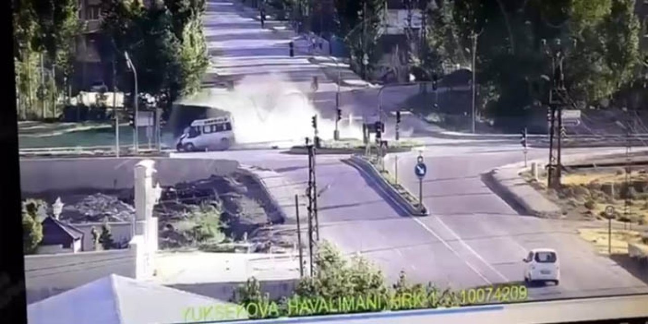 Hakkari'de yolcu minibüsü ile kamyon çarpıştı: 3 ölü, 2 yaralı