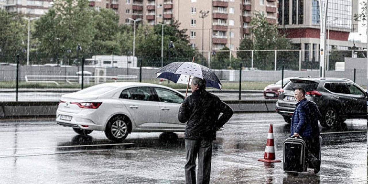 Ankara'da sağanak yağış hayatı olumsuz etkiledi