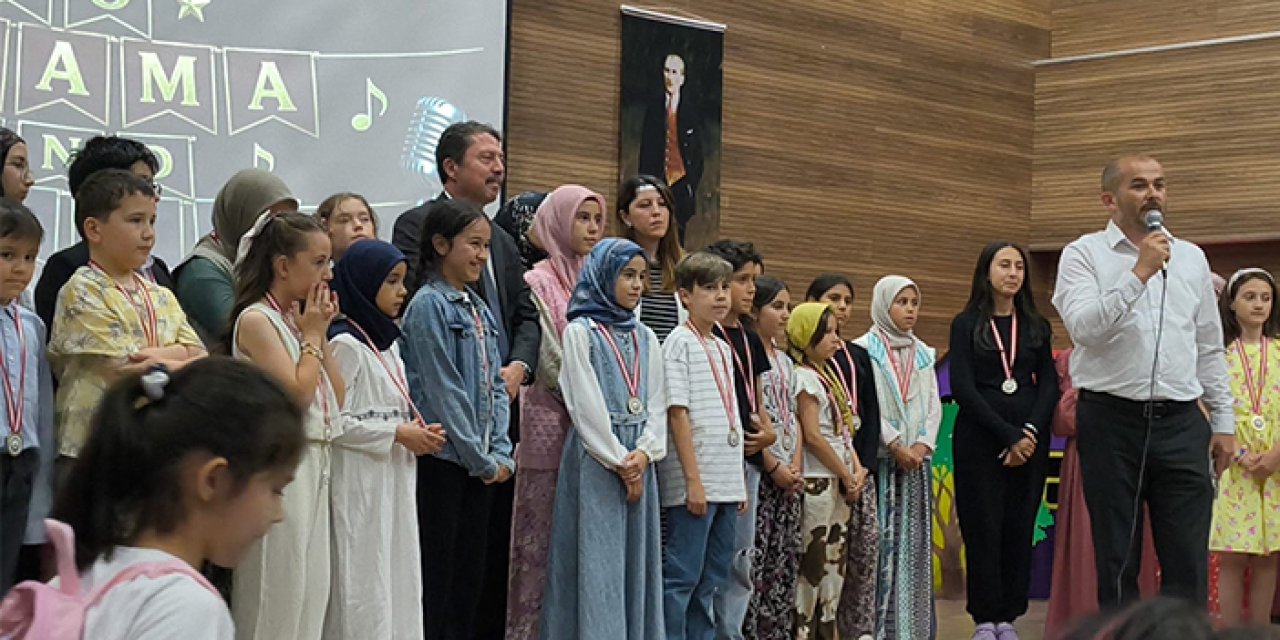 Beypazarı’nda öğrencilerden İngilizce sahne performansı