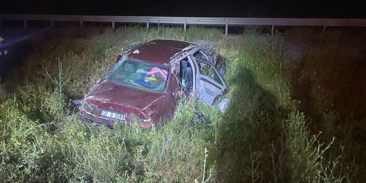 Konya'da Şarampole Devrilen Otomobildeki 3 Kişi Yaralandı
