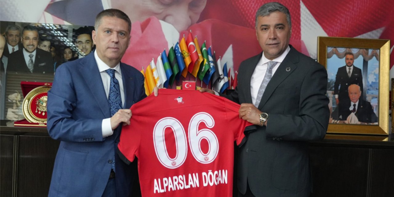 Gençlerbirliği’nden siyasi ziyaret: Çakmak’tan Doğan’a forma hediyesi