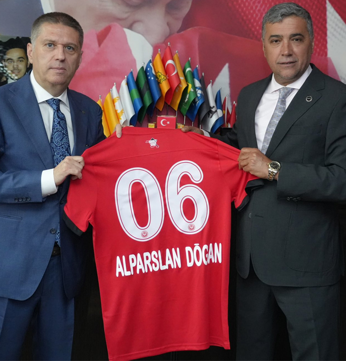 Gençlerbirliği’nden siyasi ziyaret: Çakmak’tan Doğan’a forma hediyesi