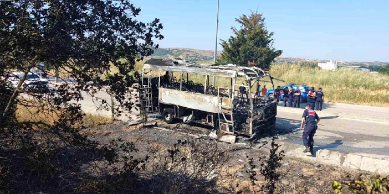 Bursa'da korkutan yangın: Seyir halindeki servis otobüsü kül oldu