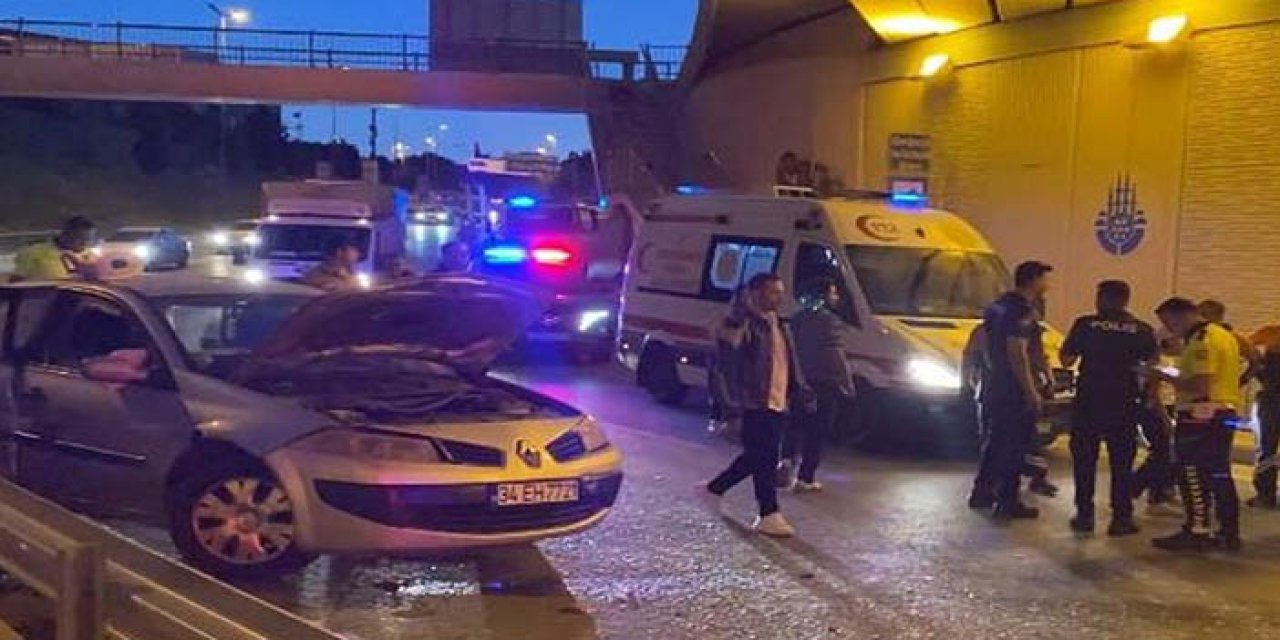 Bakırköy'de hafif ticari araç ile otomobil çarpıştı: 5 yaralı