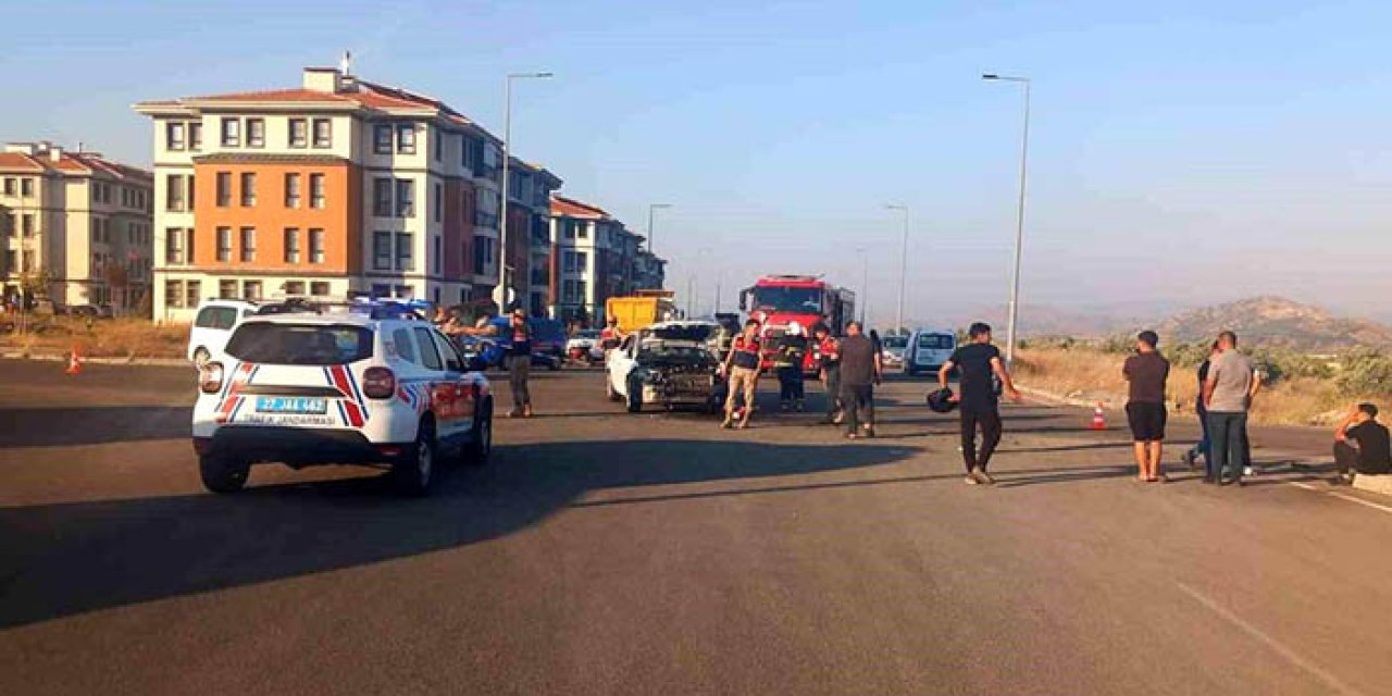 2 otomobil çarpıştı: 2'si ağır 6 yaralı