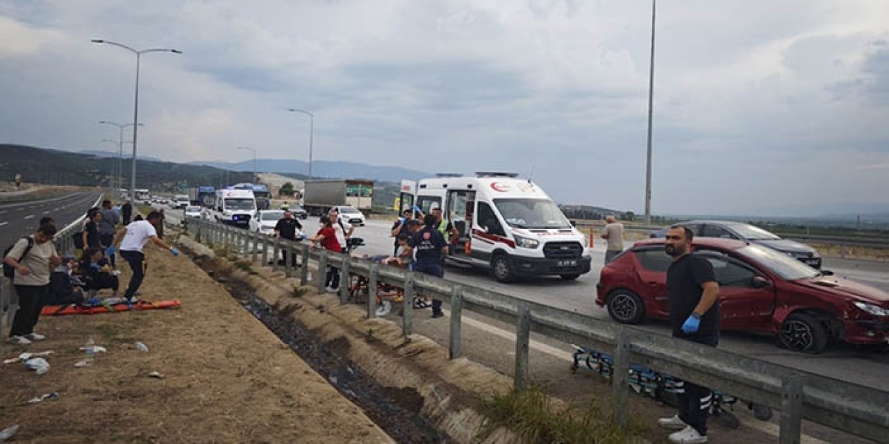 Lastiği patlayan otomobil, yolcu otobüsüne çarptı: 9 yaralı