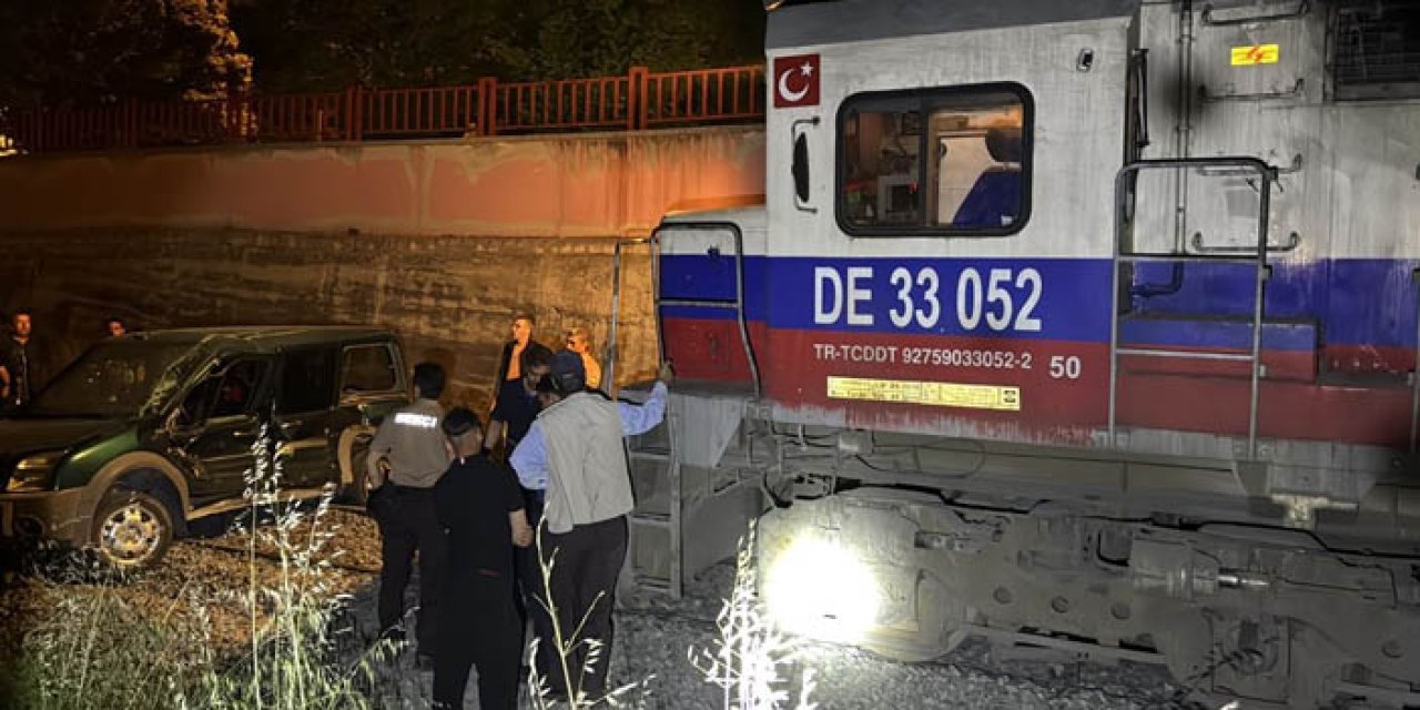 Elazığ'da hemzemin geçitte tren kazası: 2 yaralı