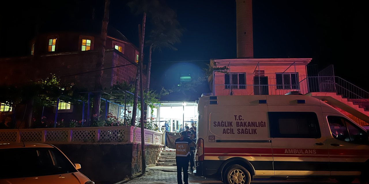 Camide tartıştığı 2 kişiyi bıçaklayarak öldürdü