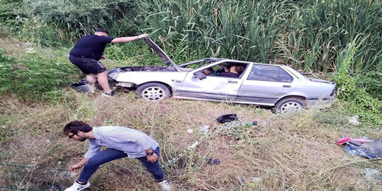 Dere yatağına devrilen otomobildeki 2 kişi yaralandı