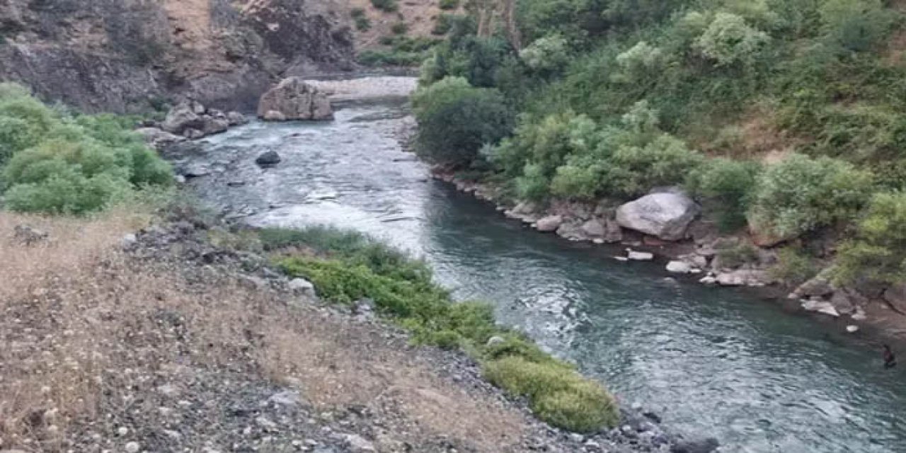 Dereye giren 3 kardeşten 1’i boğuldu, 1’i kayboldu
