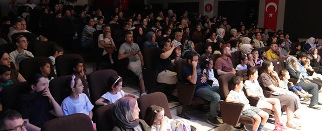 Keçiören’de “Çizmeli Kedi” sahnede! Çocuklar tiyatro ile buluştu