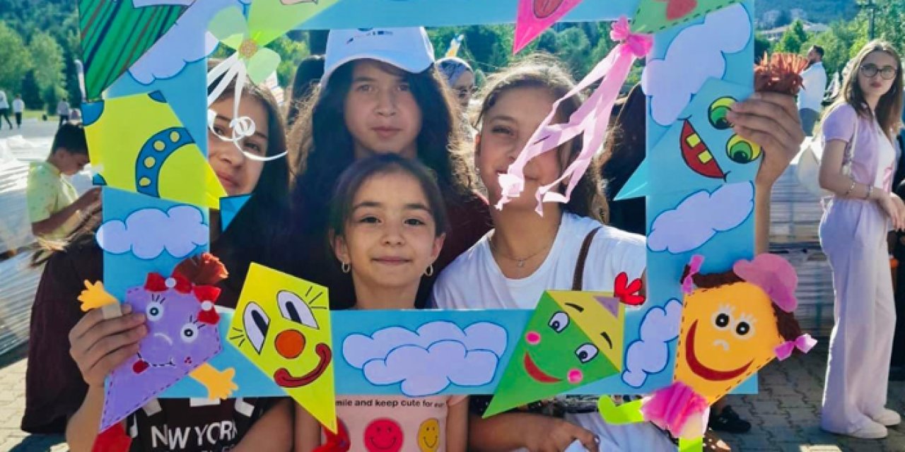 Kızılcahamam’da gökyüzü uçurtmalarla renklendi! Yüzlerce kişi şenlikte buluştu