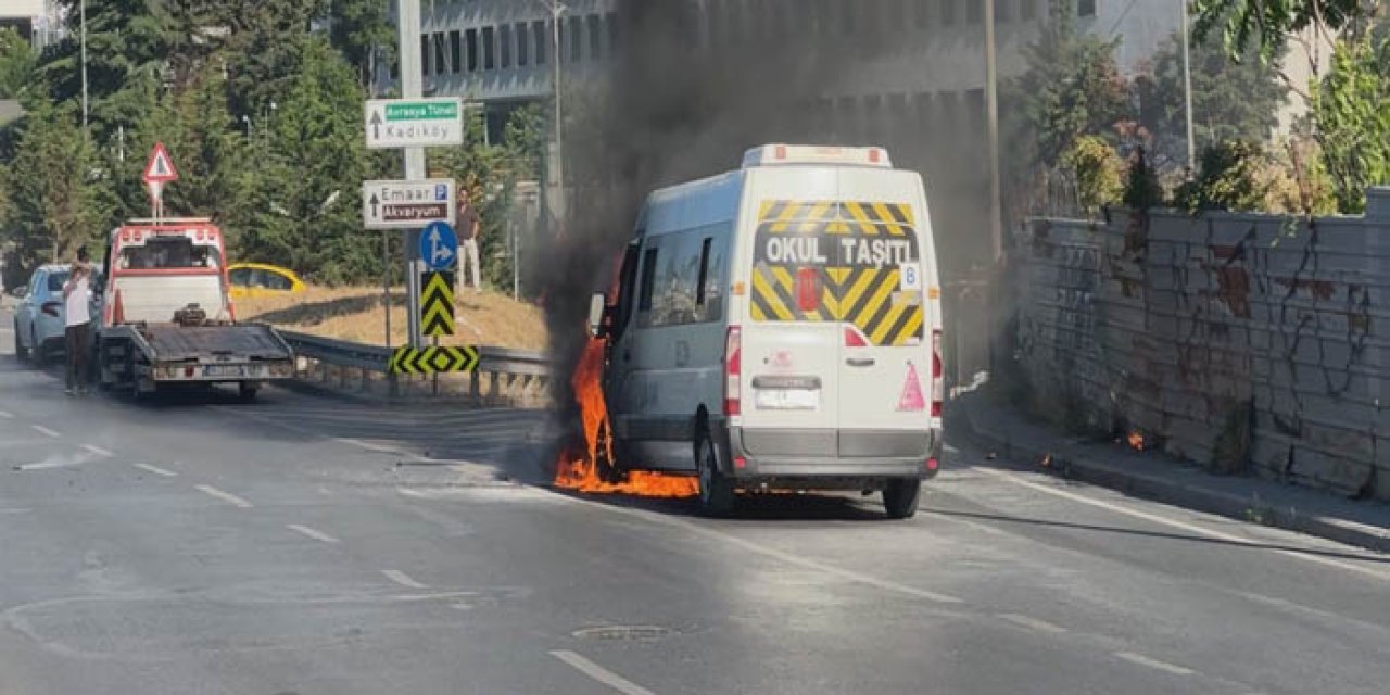İstanbul’da korku dolu anlar: Servis minibüsü alev alev yandı