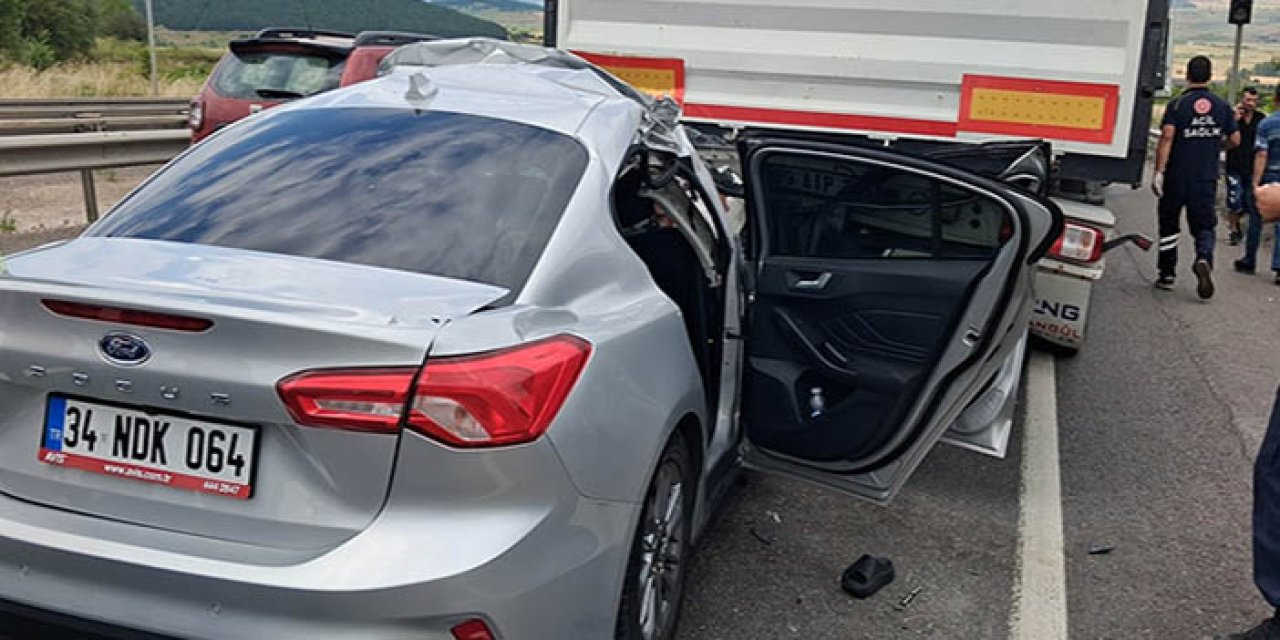 Otomobil, tıra arkadan çarptı: 1 ölü, 6'sı çocuk 8 yaralı