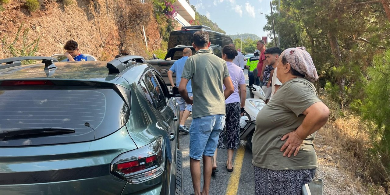 4 aracın karıştığı kazada; otomobilden yola fırlayan Emircan öldü