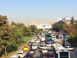 Gar'da eylem nedeniyle yollar kapatıldı, uzun kuyruklar oluştu