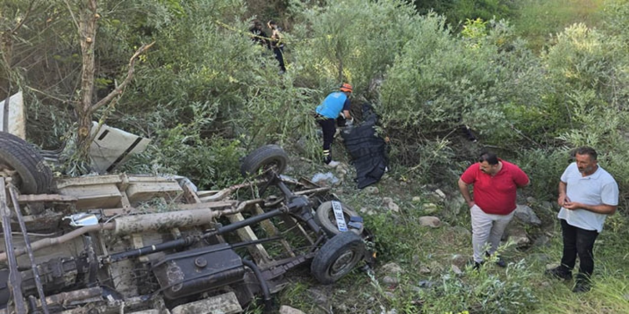 Kamyonet uçuruma yuvarlandı: 3 ölü, 2 yaralı